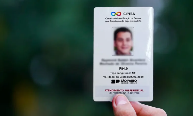 Estado de São Paulo emite carteiras de identificação para mais de 130 mil pessoas com Transtorno do Espectro Autista, promovendo inclusão e acessibilidade em serviços e espaços públicos e privados.
