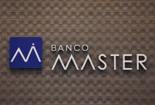 Reavaliação de riscos financeiros é fundamental em períodos de incerteza econômica, recomendando-se investimentos conservadores como renda fixa para estabilidade financeira a longo prazo.