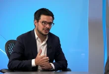 O governo de Lula busca reduzir o isolamento internacional através da aproximação com líderes internacionais, mas essa estratégia aumenta a sensibilidade eleitoral e riscos políticos.