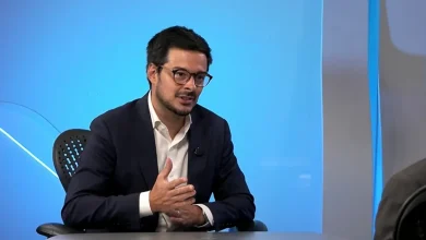 O governo de Lula busca reduzir o isolamento internacional através da aproximação com líderes internacionais, mas essa estratégia aumenta a sensibilidade eleitoral e riscos políticos.