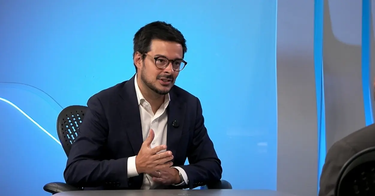 Lula e a Aproximação com Líderes Internacionais 14 O governo de Lula busca reduzir o isolamento internacional através da aproximação com líderes internacionais, mas essa estratégia aumenta a sensibilidade eleitoral e riscos políticos.