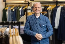 Karsten Koehler assume cargo de Country Manager da Levi's no Brasil. Com experiência em varejo e gestão de marcas, ele é visto como ideal para liderar a filial brasileira da empresa.