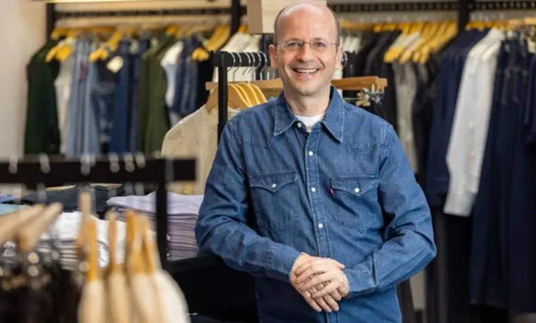 Karsten Koehler assume cargo de Country Manager da Levi's no Brasil. Com experiência em varejo e gestão de marcas, ele é visto como ideal para liderar a filial brasileira da empresa.