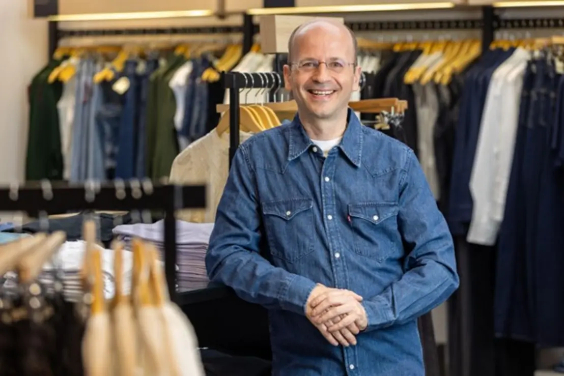 Karsten Koehler assume cargo de Country Manager da Levi's no Brasil 14 Karsten Koehler assume cargo de Country Manager da Levi's no Brasil. Com experiência em varejo e gestão de marcas, ele é visto como ideal para liderar a filial brasileira da empresa.