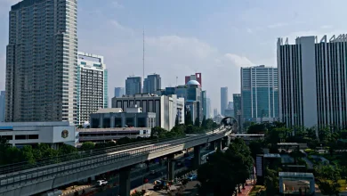 Jacarta, a capital da Indonésia, enfrenta sério desafio de afundamento devido à superpopulação, uso excessivo de água subterrânea e avanço do mar, colocando em risco a estabilidade da cidade e a vida de seus habitantes.