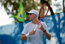 João Fonseca enfrenta desafio importante na carreira devido a lesão lombar. A equipe de apoio trabalhou para encontrar solução, mas decisão foi de não participar do torneio australiano.