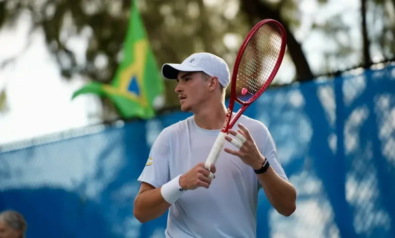 João Fonseca enfrenta desafio importante na carreira devido a lesão lombar. A equipe de apoio trabalhou para encontrar solução, mas decisão foi de não participar do torneio australiano.