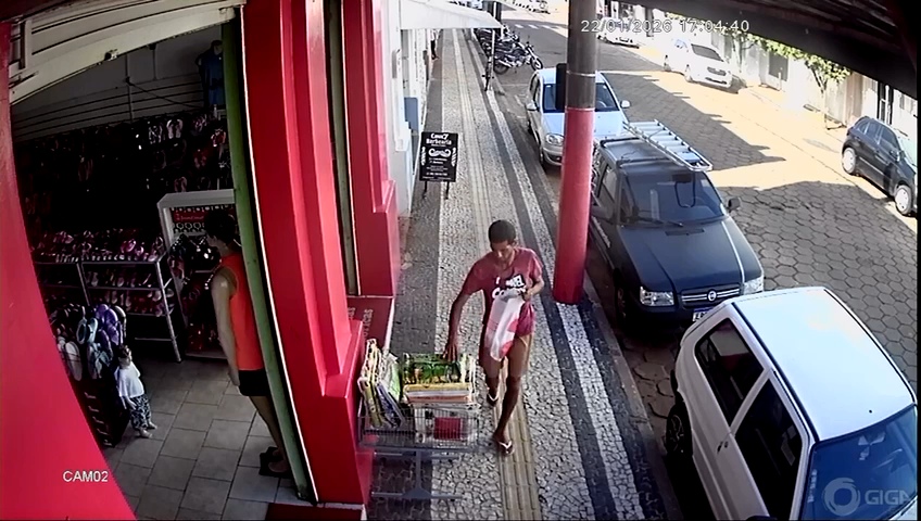 Câmeras flagram furto no centro de Paraguaçu e expõem insegurança 14 VID 20260123 WA0001
