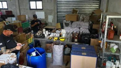 Polícia Civil desbarata rede de falsificação de bebidas alcoólicas no interior paulista, apreendendo vários materiais suspeitos e protegendo a saúde e segurança das pessoas.