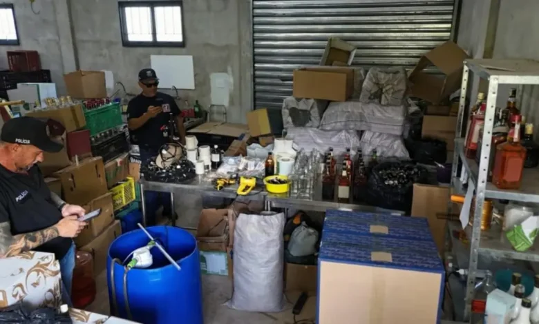 Polícia Civil desbarata rede de falsificação de bebidas alcoólicas no interior paulista, apreendendo vários materiais suspeitos e protegendo a saúde e segurança das pessoas.