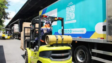 Defesa Civil e Fundo Social trabalham em conjunto para atender às necessidades das famílias afetadas pelas fortes chuvas em Suzano e Poá, retirando materiais de ajuda humanitária.