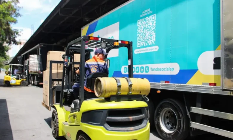 Defesa Civil e Fundo Social trabalham em conjunto para atender às necessidades das famílias afetadas pelas fortes chuvas em Suzano e Poá, retirando materiais de ajuda humanitária.