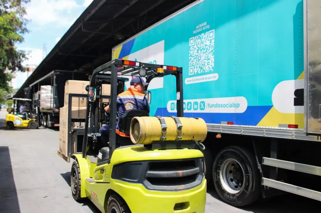 Defesa Civil e Fundo Social trabalham em conjunto para atender às necessidades das famílias afetadas pelas fortes chuvas em Suzano e Poá, retirando materiais de ajuda humanitária.