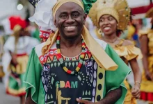 "Africanidade vibrante nos Blocos Afros do Maranhão, homenagem à estética africana em Carnaval de São Luís, com tambores, música, vestuário e tradições.