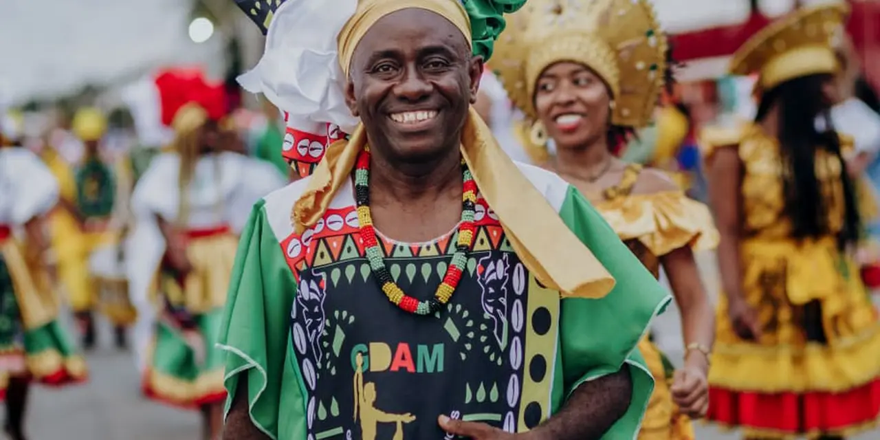 "Africanidade vibrante nos Blocos Afros do Maranhão, homenagem à estética africana em Carnaval de São Luís, com tambores, música, vestuário e tradições.