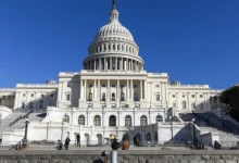 Entenda a segunda paralisação parcial do governo dos EUA sob Trump. Saiba como o acordo bipartidário busca reabrir agências federais e os pontos de discórdia no Congresso.