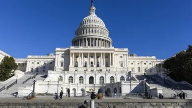 Entenda a segunda paralisação parcial do governo dos EUA sob Trump. Saiba como o acordo bipartidário busca reabrir agências federais e os pontos de discórdia no Congresso.