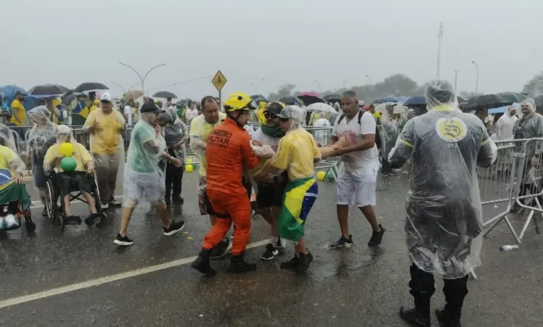 Raio atinge 72 pessoas em Brasília durante Caminhada pela Liberdade, deixando vítimas com ferimentos graves e desorientação.