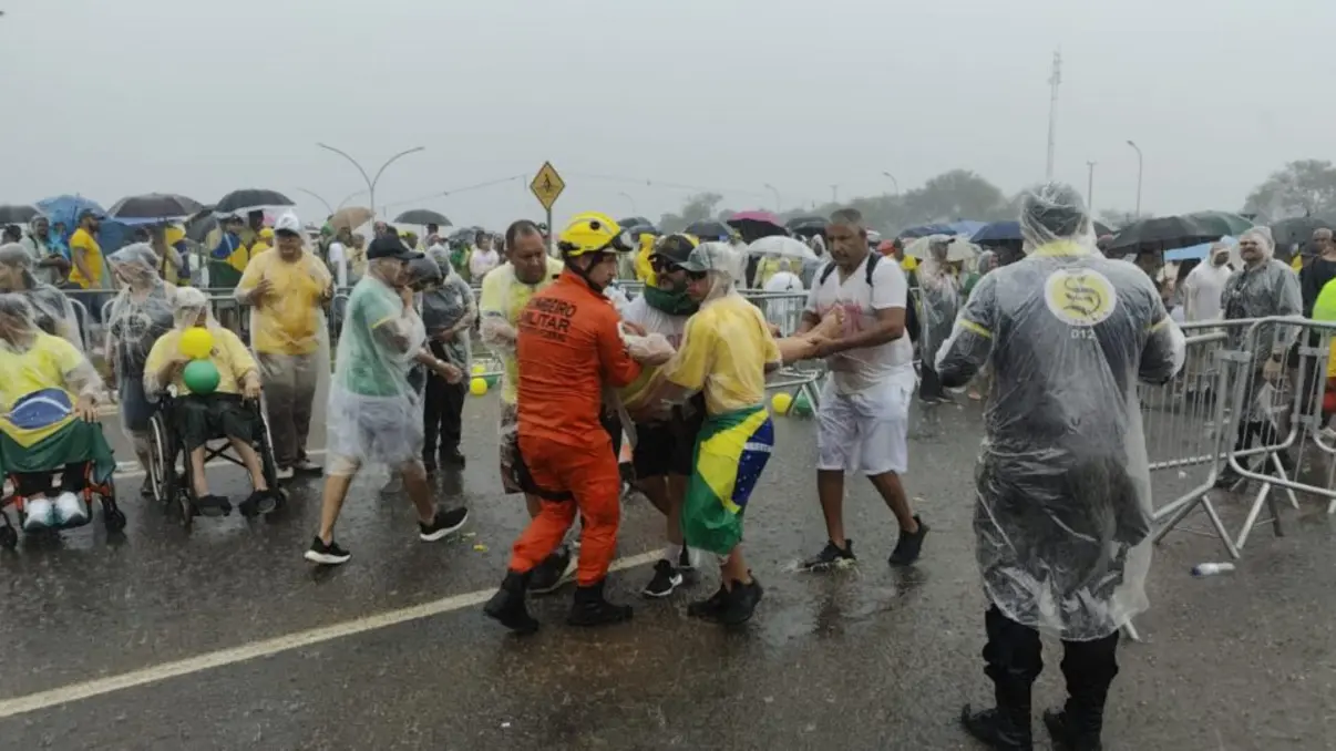 Manifestantes da Caminhada da Liberdade são afetados por um raio em Brasília 14 Manifestantes da Caminhada da Liberdade são afetados por um raio em Brasília, com cerca de 30 pessoas socorridas, incluindo 10 em estado grave.