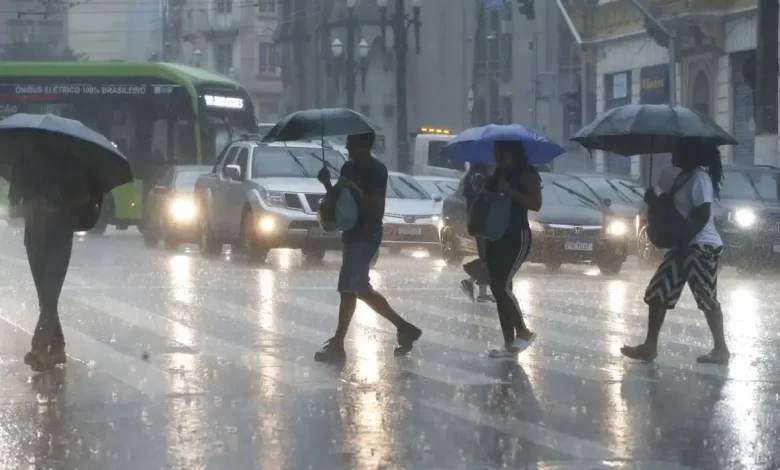 Chuva intensa castiga São Paulo e pode retornar nos próximos dias, com pancadas isoladas e calor excessivo, é importante ficar atento aos alertas e prestar atenção às condições climáticas locais.