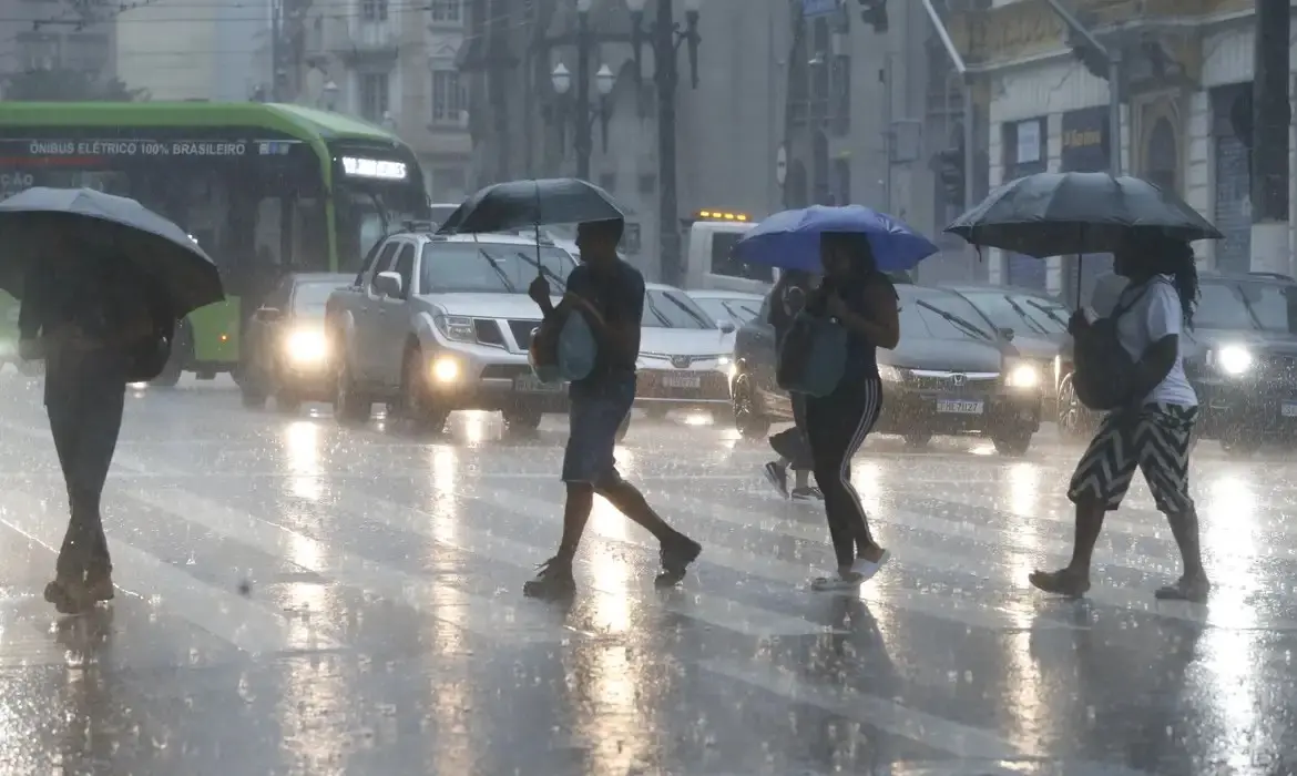 Chuva intensa castiga São Paulo e pode retornar nos próximos dias 14 Chuva intensa castiga São Paulo e pode retornar nos próximos dias, com pancadas isoladas e calor excessivo, é importante ficar atento aos alertas e prestar atenção às condições climáticas locais.