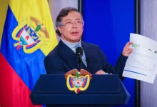 A Folha de Paraguaçu apura a suspensão da venda de energia da Colômbia ao Equador, uma medida que acirra tensões após tarifas de 30% impostas por Quito por falta de cooperação. Entenda os motivos e impactos.