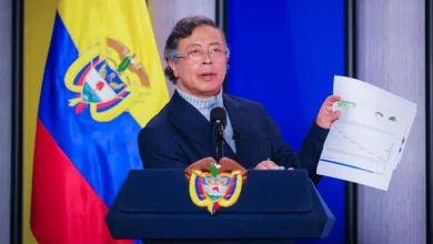 A Folha de Paraguaçu apura a suspensão da venda de energia da Colômbia ao Equador, uma medida que acirra tensões após tarifas de 30% impostas por Quito por falta de cooperação. Entenda os motivos e impactos.