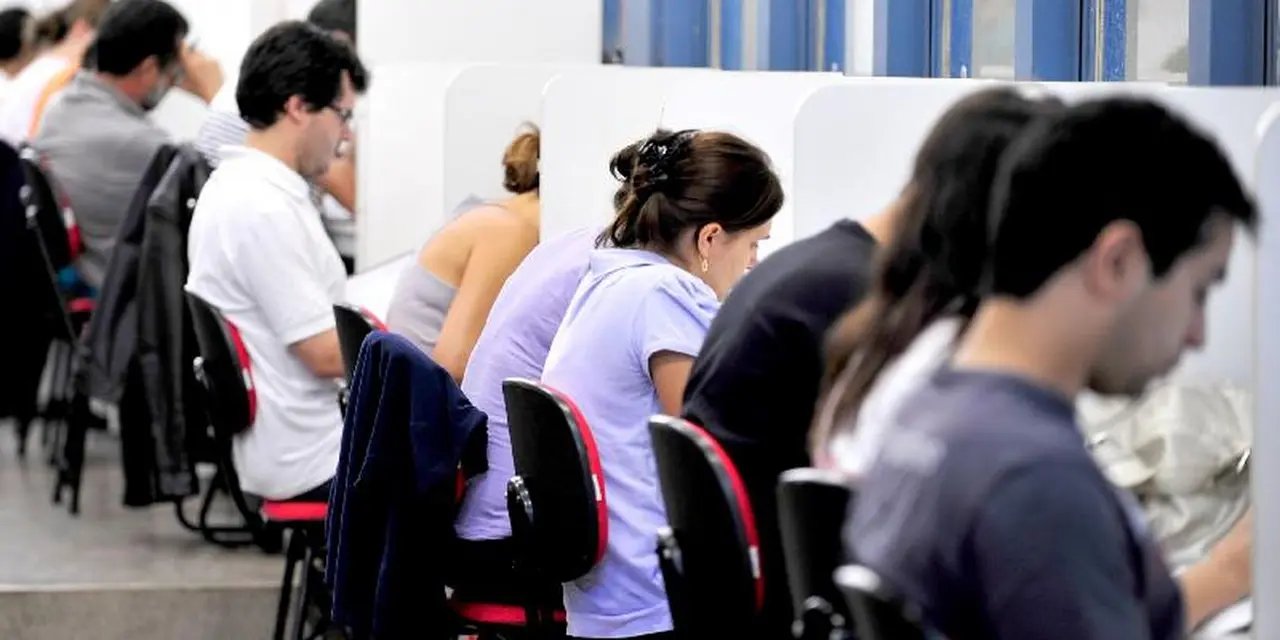 Acessibilidade aos Resultados do Concurso Público Nacional Unificado 14 Candidatos ao Concurso Público Nacional Unificado têm acesso às informações sobre resultados das provas no Diário Oficial da União e no site da Fundação Getúlio Vargas.