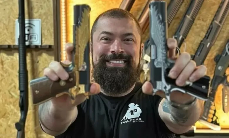 O deputado federal Delegado Paulo Bilynskyj é acusado de se beneficiar de práticas questionáveis, como gestão de clube de tiro não declarado, enquanto defende pauta armamentista no Congresso Nacional.