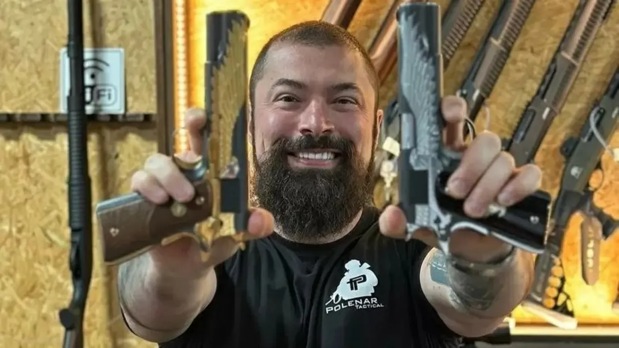 O deputado federal Delegado Paulo Bilynskyj é acusado de se beneficiar de práticas questionáveis, como gestão de clube de tiro não declarado, enquanto defende pauta armamentista no Congresso Nacional.