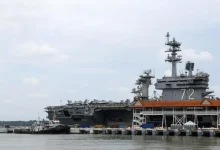 O USS Abraham Lincoln chegou ao Oceano Índico, acirrando tensões EUA-Irã. Descubra como a presença militar americana pode impactar o Oriente Médio e o futuro das relações.