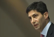 Entenda a escalada do conflito entre Donald Trump e o Federal Reserve. A nomeação de Kevin Warsh e a pressão por juros baixos desafiam a independência do Fed.