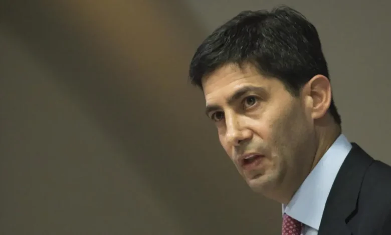 Entenda a escalada do conflito entre Donald Trump e o Federal Reserve. A nomeação de Kevin Warsh e a pressão por juros baixos desafiam a independência do Fed.