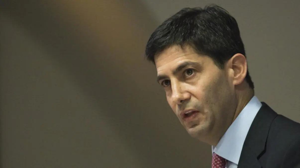 Entenda a escalada do conflito entre Donald Trump e o Federal Reserve. A nomeação de Kevin Warsh e a pressão por juros baixos desafiam a independência do Fed.