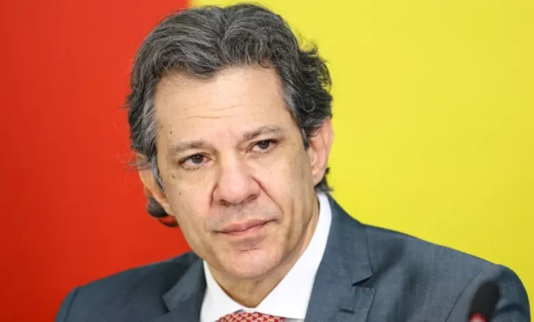 O ministro da Fazenda, Fernando Haddad, confirmou que deixará o governo em janeiro, afirmando que a saída é para garantir uma transição organizada e permitir que seu substituto prepare medidas econômicas estratégicas.