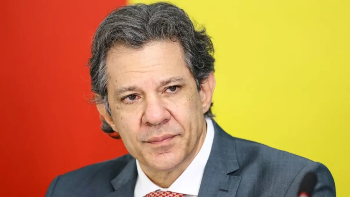 Ministro da Fazenda confirma saída do governo em janeiro 14 O ministro da Fazenda, Fernando Haddad, confirmou que deixará o governo em janeiro, afirmando que a saída é para garantir uma transição organizada e permitir que seu substituto prepare medidas econômicas estratégicas.