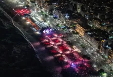 Cidade do Rio de Janeiro enfrenta ondas perigosas após Réveillon, com resgates e busca por adolescente desaparecido em Copacabana.