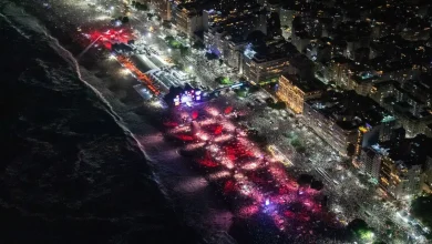 Cidade do Rio de Janeiro enfrenta ondas perigosas após Réveillon, com resgates e busca por adolescente desaparecido em Copacabana.