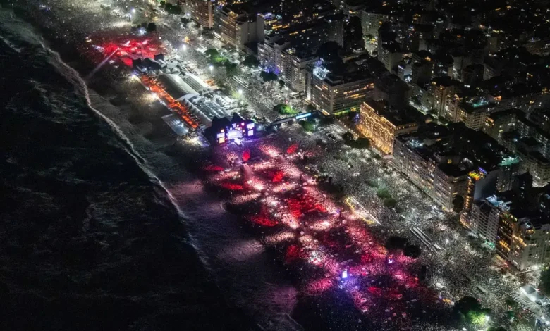 Cidade do Rio de Janeiro enfrenta ondas perigosas após Réveillon, com resgates e busca por adolescente desaparecido em Copacabana.