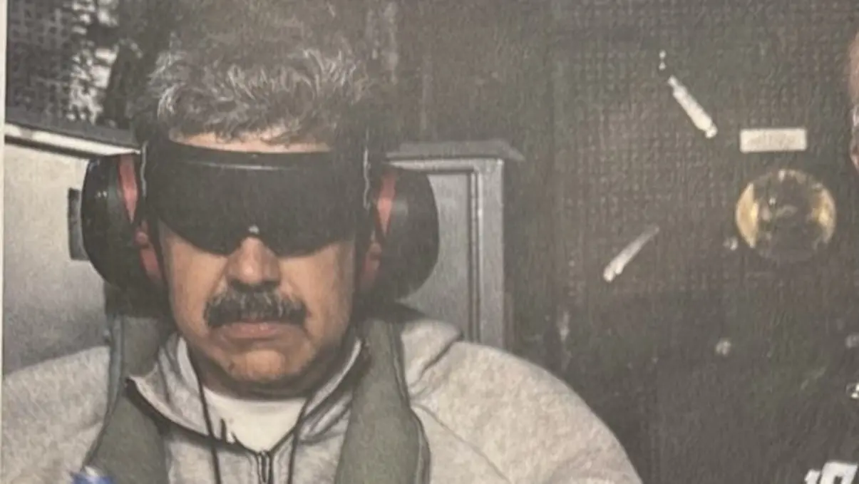 Maduro Capturado: Imagem Histórica e Quedas de Ditadores 5 A Folha de Paraguaçu apurou a inédita captura de Nicolas Maduro em operação militar. Analisamos a foto histórica e relembramos quedas icônicas de outros líderes.