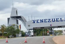 Ataque dos EUA a Venezuela configura violação da soberania nacional, com motivações geopolíticas e energéticas. O ataque é ilegal e pode abrir precedente para futura intervenção em outros países da região.