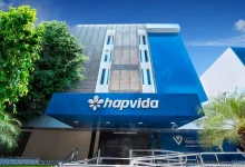 "A Hapvida enfrenta turbulência após a renúncia do COO Benvenuti, afetando a ação e a confiança dos investidores no setor de saúde."
