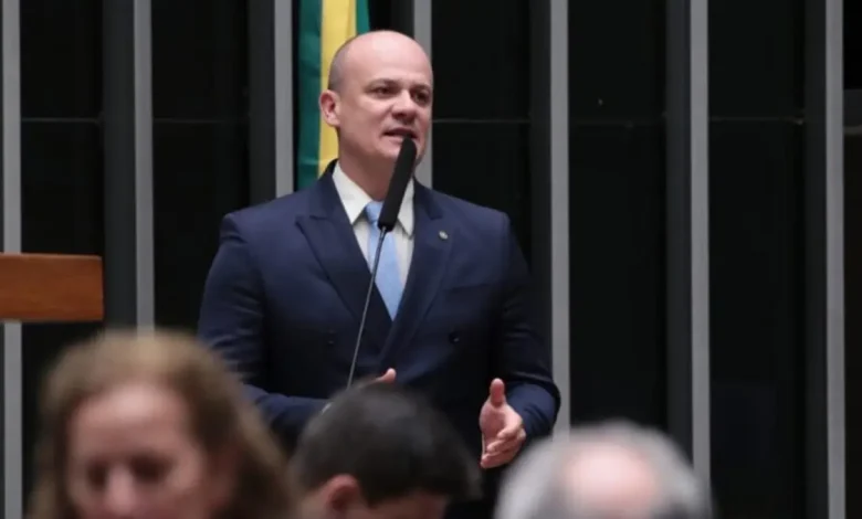 Gilberto Silva afirma que a oposição no Senado não tem votos para pautar e cassar ministro do STF. Líder da oposição na Câmara, ele destaca a importância da maioria no Congresso Nacional para afastar um ministro da Suprema Corte.