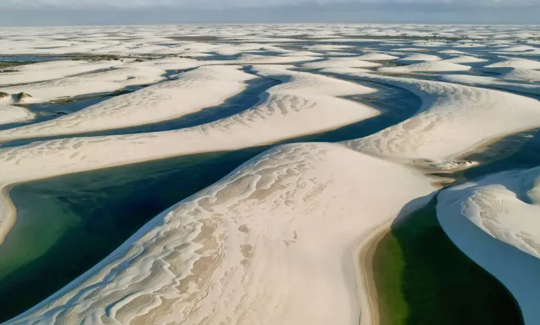 Parque Nacional dos Lençóis Maranhenses registra aumento de 191% de visitantes em 2024 e ICMBio considera implantar limite de entrada para garantir turismo sustentável.