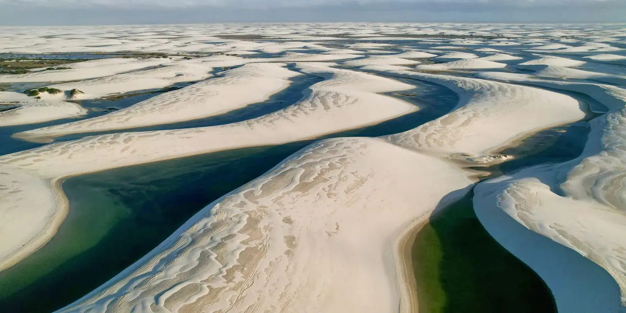 Parque Nacional dos Lençóis Maranhenses registra aumento de 191% de visitantes em 2024 e ICMBio considera implantar limite de entrada para garantir turismo sustentável.