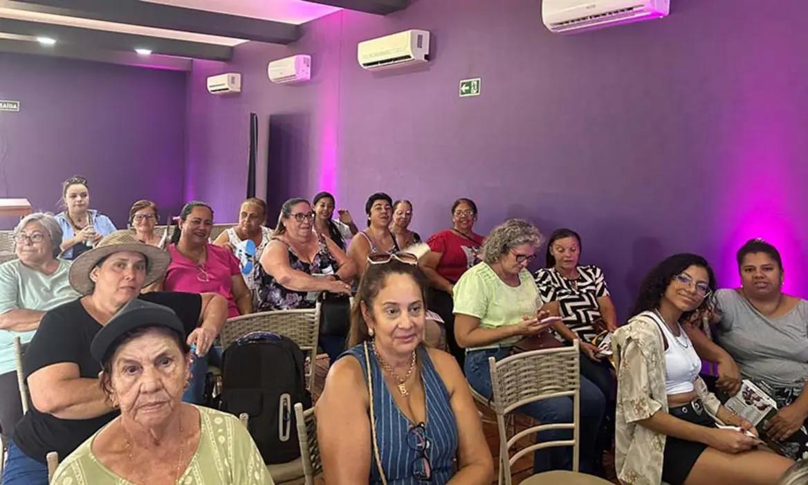 Folha de Paraguaçu acompanhou a participação de mulheres de Lutécia na Coopershow em Cândido Mota, aprendendo sobre direitos, Lei Maria da Penha e liderança feminina no campo.