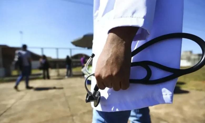 Mais de 90 cursos de Medicina no Brasil obtiveram notas insatisfatórias no Enamed 2025. O MEC anuncia supervisão e penalidades para garantir a qualidade da formação médica.