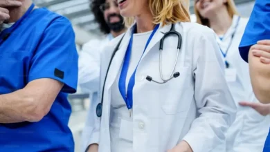 O Enamed 2025 revela que 107 de 350 cursos de Medicina no Brasil estão abaixo do esperado. Saiba sobre as sanções e o impacto do novo exame na formação médica.
