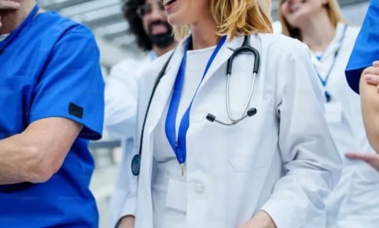 O Enamed 2025 revela que 107 de 350 cursos de Medicina no Brasil estão abaixo do esperado. Saiba sobre as sanções e o impacto do novo exame na formação médica.