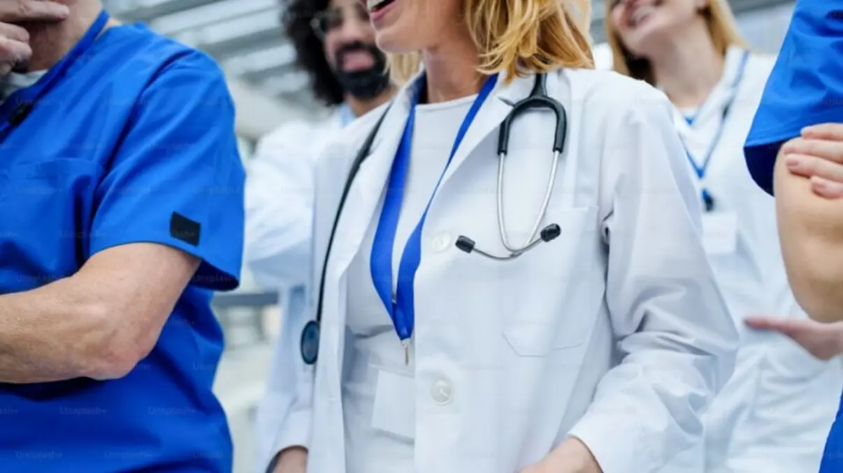 O Enamed 2025 revela que 107 de 350 cursos de Medicina no Brasil estão abaixo do esperado. Saiba sobre as sanções e o impacto do novo exame na formação médica.